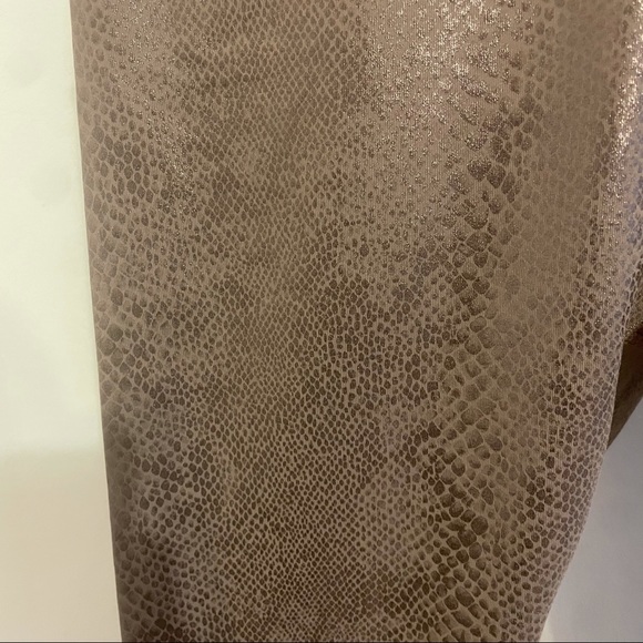 Beyond Yoga subtle animal print in pearl brown. Size Medium - Picture 2 of 4